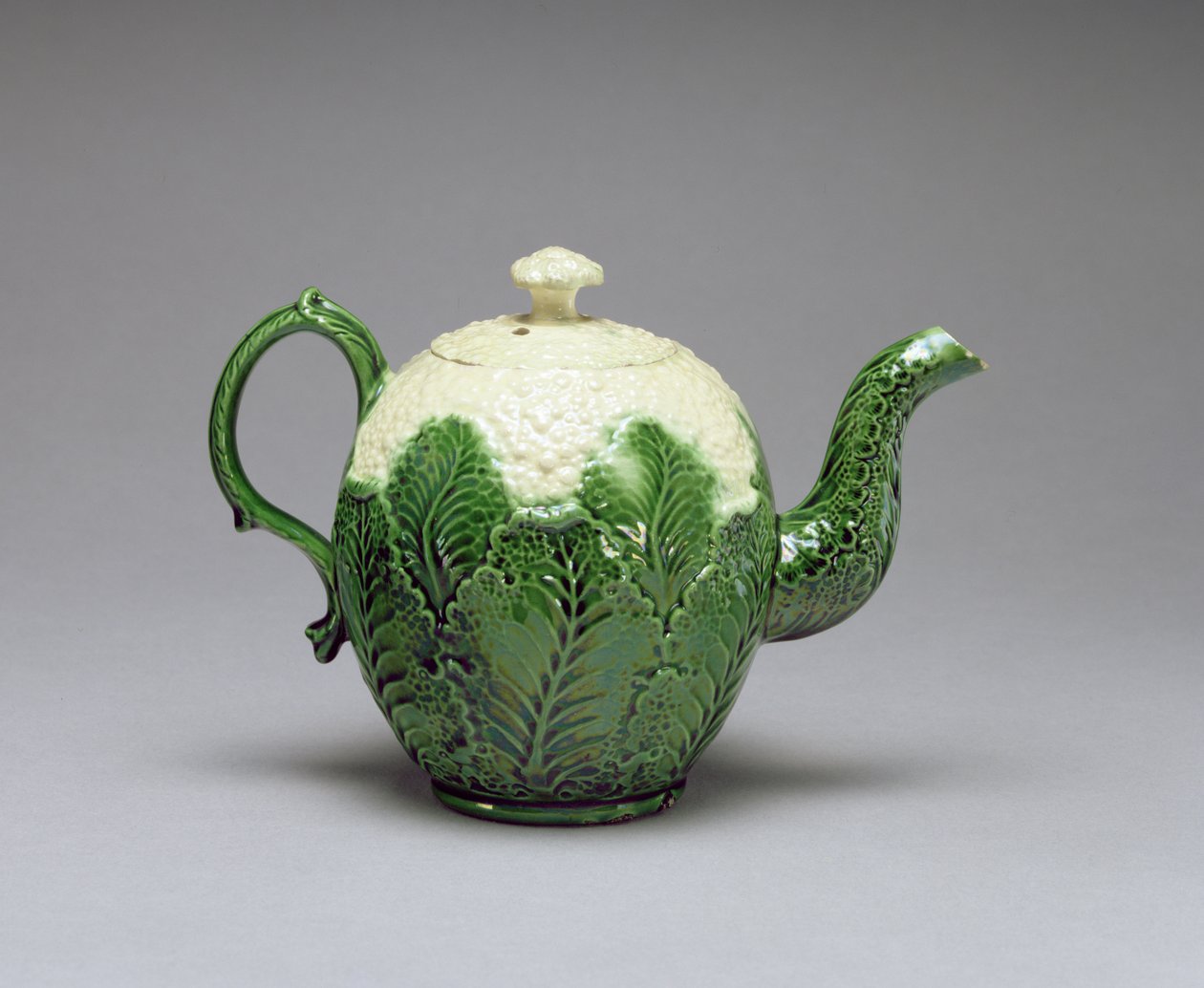 Květáková konvice, z Burlemu, Staffordshire, kolem 1759-66 (olověná glazovaná krémová kamenina, litá) od English School