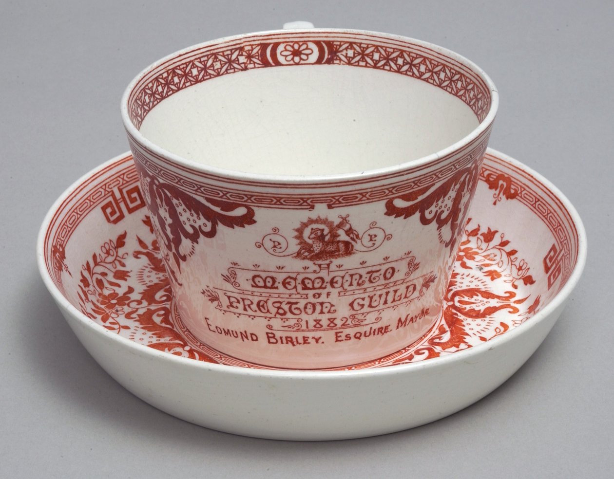 Pamětní šálek s podšálkem na čtení A Memento of Preston Guild 1882, Minton, Anglie, kolem roku 1882 (hliněné nádobí) od English School