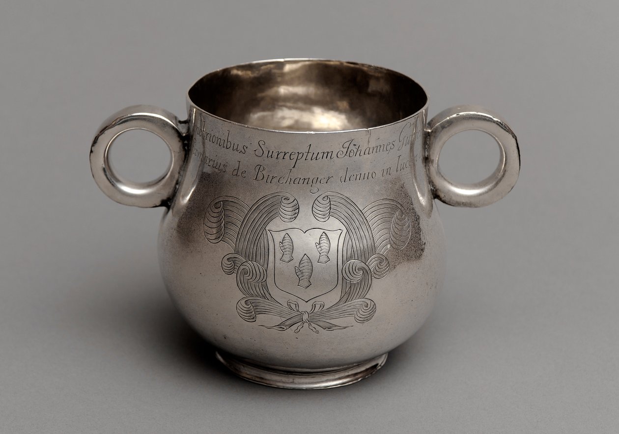 Pohár s velkým břichem a tlustým litým okrajem a párem ucha s volským okem, 1675 (stříbrný) od English School