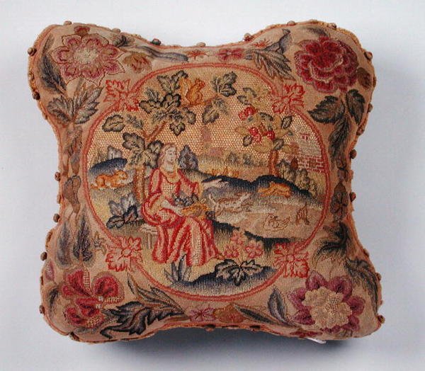 Polštář, vyšívaný petit point, zobrazující ženu v krajině (textil) od English School