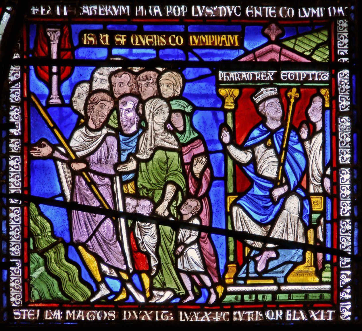 Detail z jednoho z biblických oken zobrazujících faraona, jak sleduje Izraelity od English School