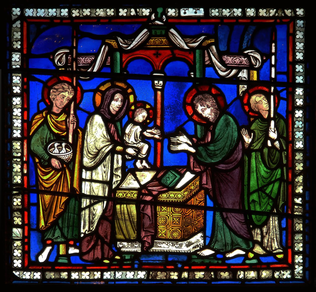 Detail z jednoho z biblických oken zobrazujících prezentaci v chrámu od English School