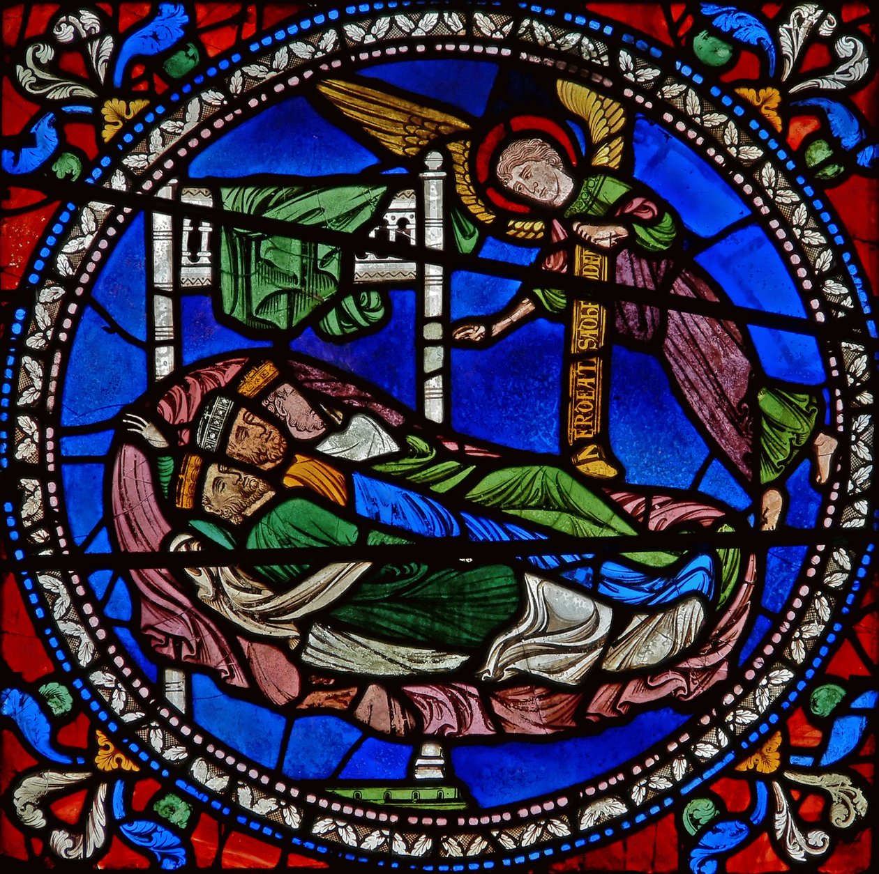 Detail z jednoho z biblických oken zobrazující tři krále mudrců spící s andělem od English School