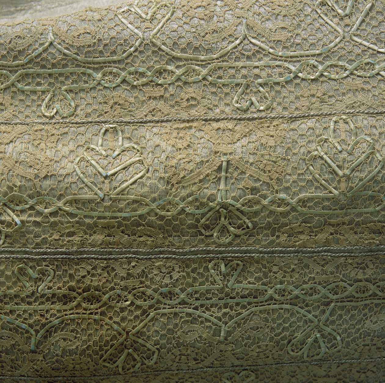 Detail šatů ze stříbrné tkaniny od English School