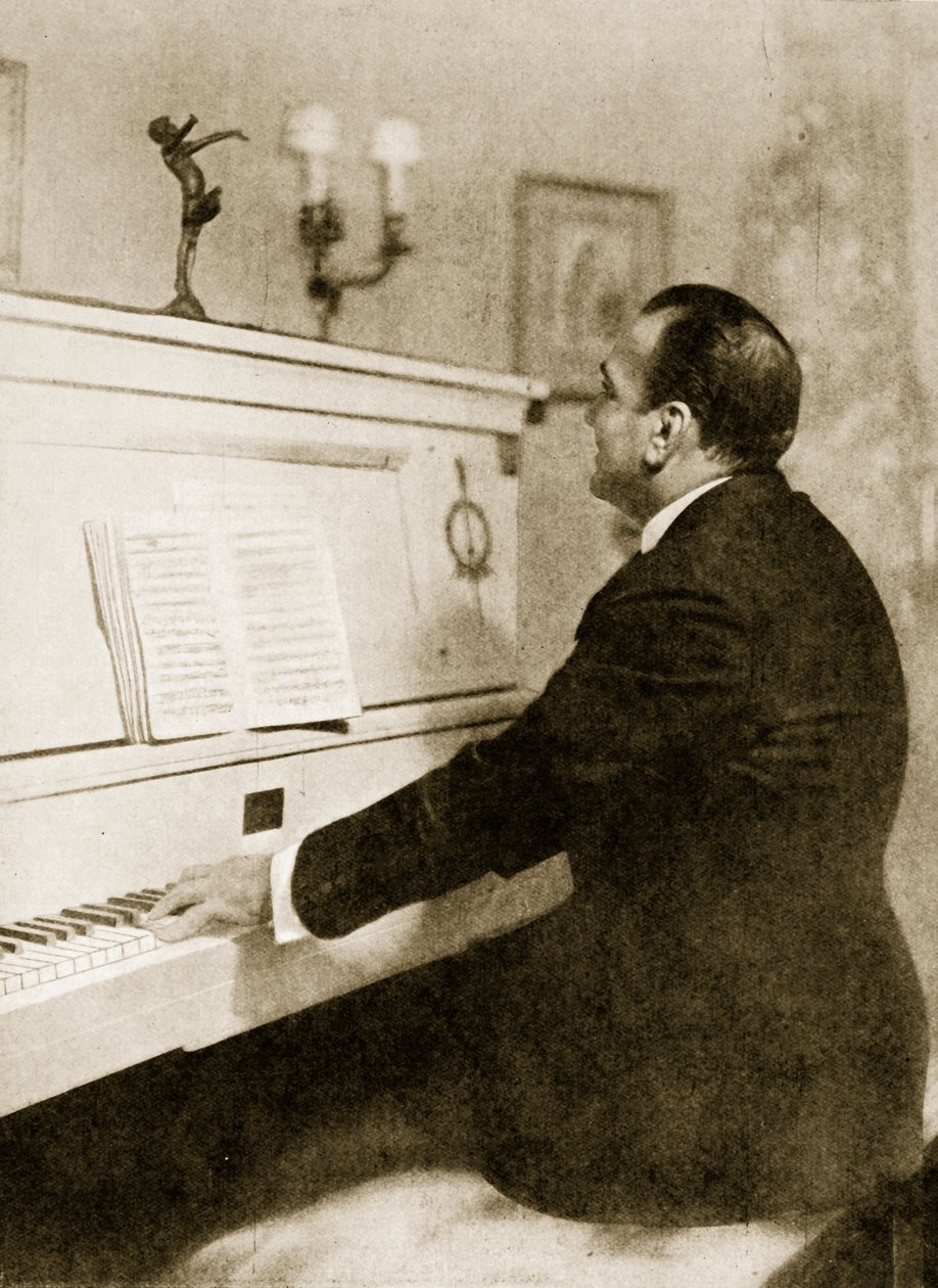 Enrico Caruso u klavíru od English School