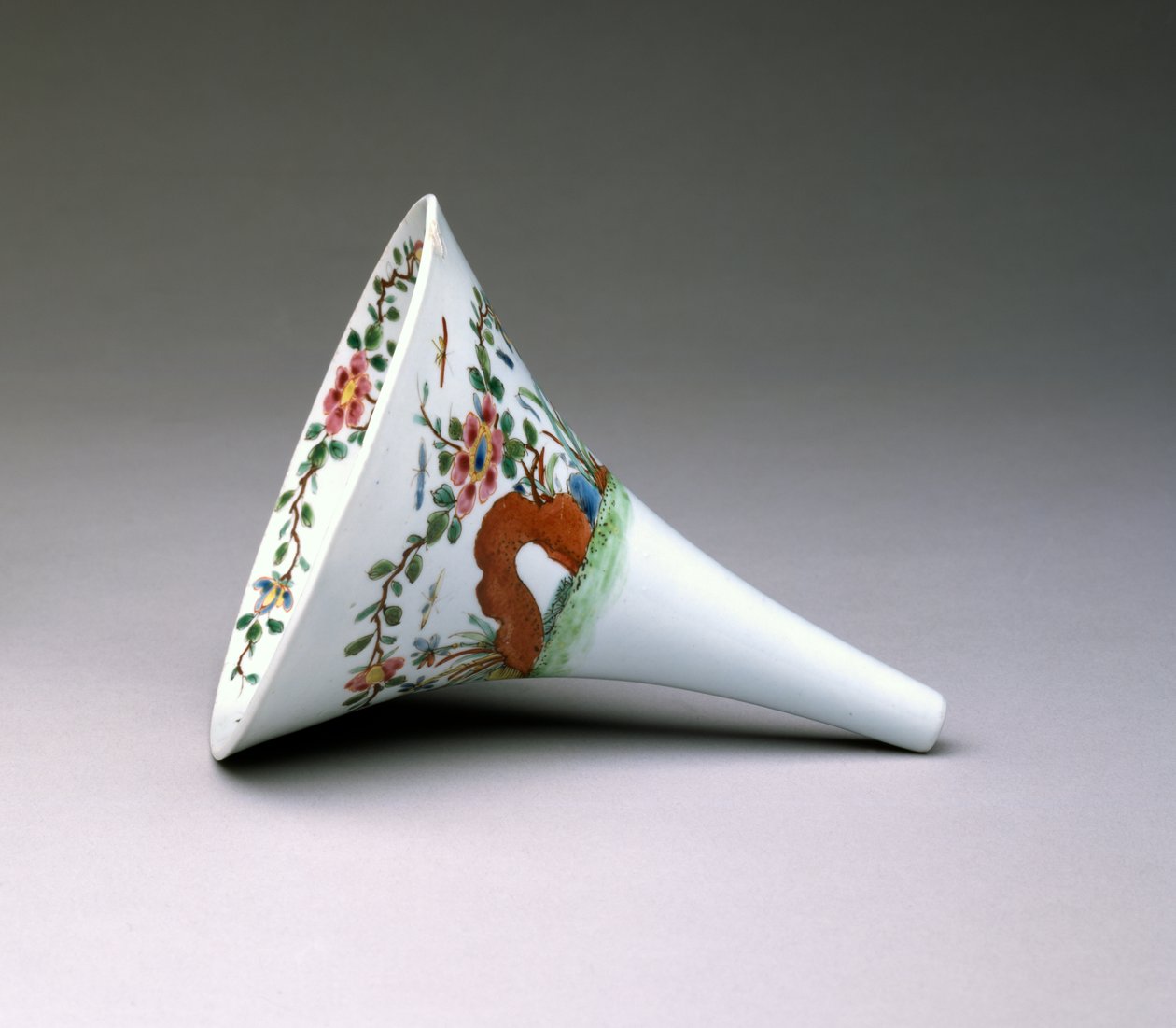 Nálevka na víno Famille Rose, Worcester Porcelain, 1753-55 (smaltovaný porcelán) od English School