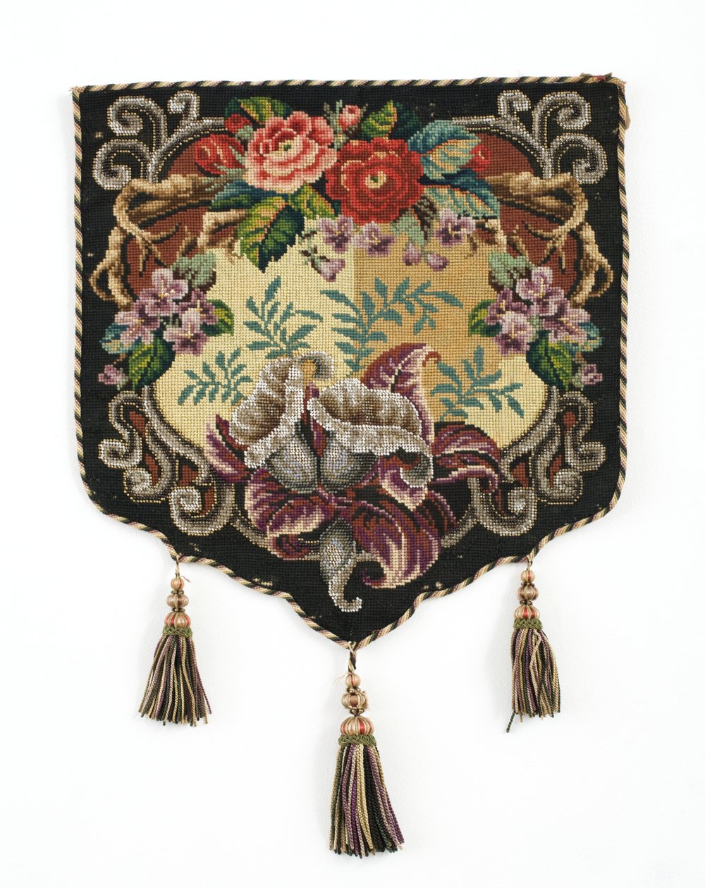 Panel požární clony, cca 1850 (Panel z berlínského vlněného plátna s korálkovým zdobením a hedvábným podkladem) od English School