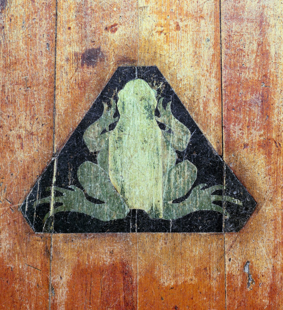 Žába označující místo Faradays Froggery, Dorian Workshop, počátek 30. let 20. století (intarzované dřevo) od English School