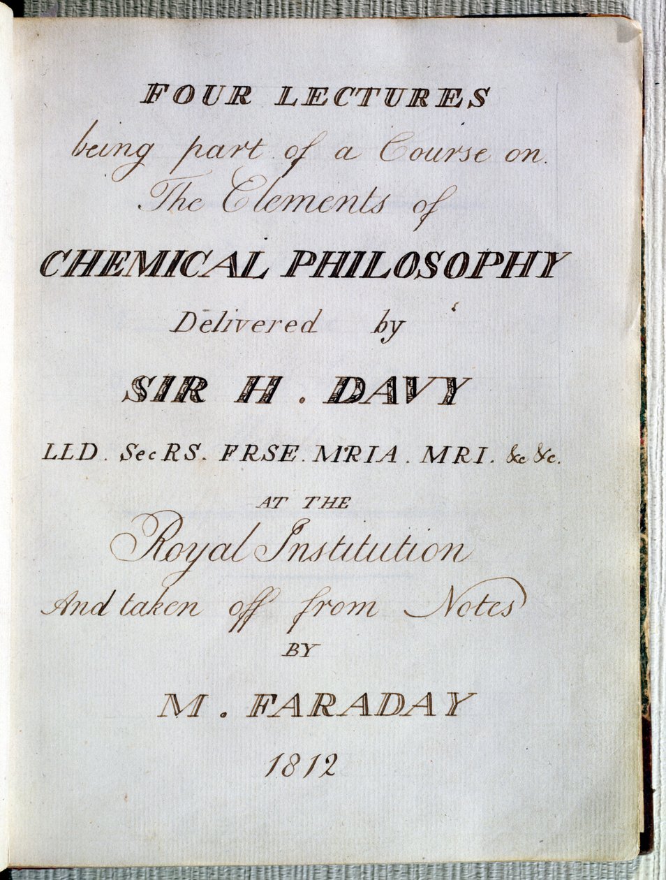 Frontispis ke čtyřem přednáškám o prvcích chemické filozofie od sira H. Davyho (1778-1829) v Royal Institution, převzato z poznámek Michaela Faradaye (1791-1867) 1812 od English School