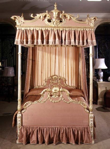 Postel s nebesy George III, konec 18. století (vyřezávané a malované zlacené dřevo) od English School