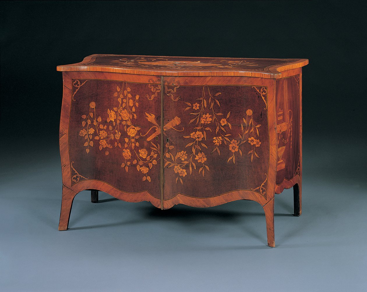 Intarzivní komoda George III na způsob Johna Cobba, kolem roku 1770 (amaranth & tulipwood) od English School