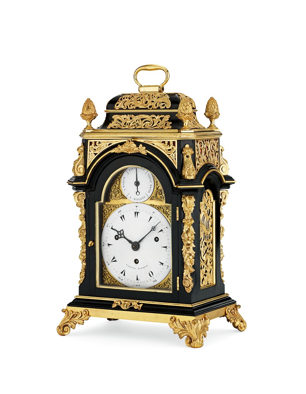 George III ormolu namontované ebonizované úderné a hudební osmidenní stolní hodiny malé velikosti, cca 1765 (ormolu a ebonizované dřevěné pouzdro) od English School