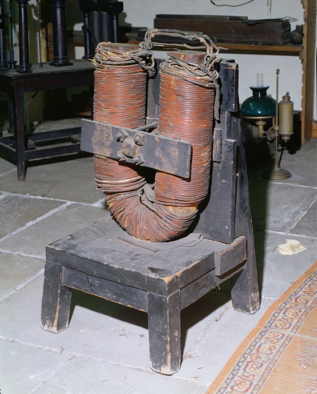 Obří elektromagnet patřící Michaelu Faradayovi (1791-1867), kolem roku 1850 od English School