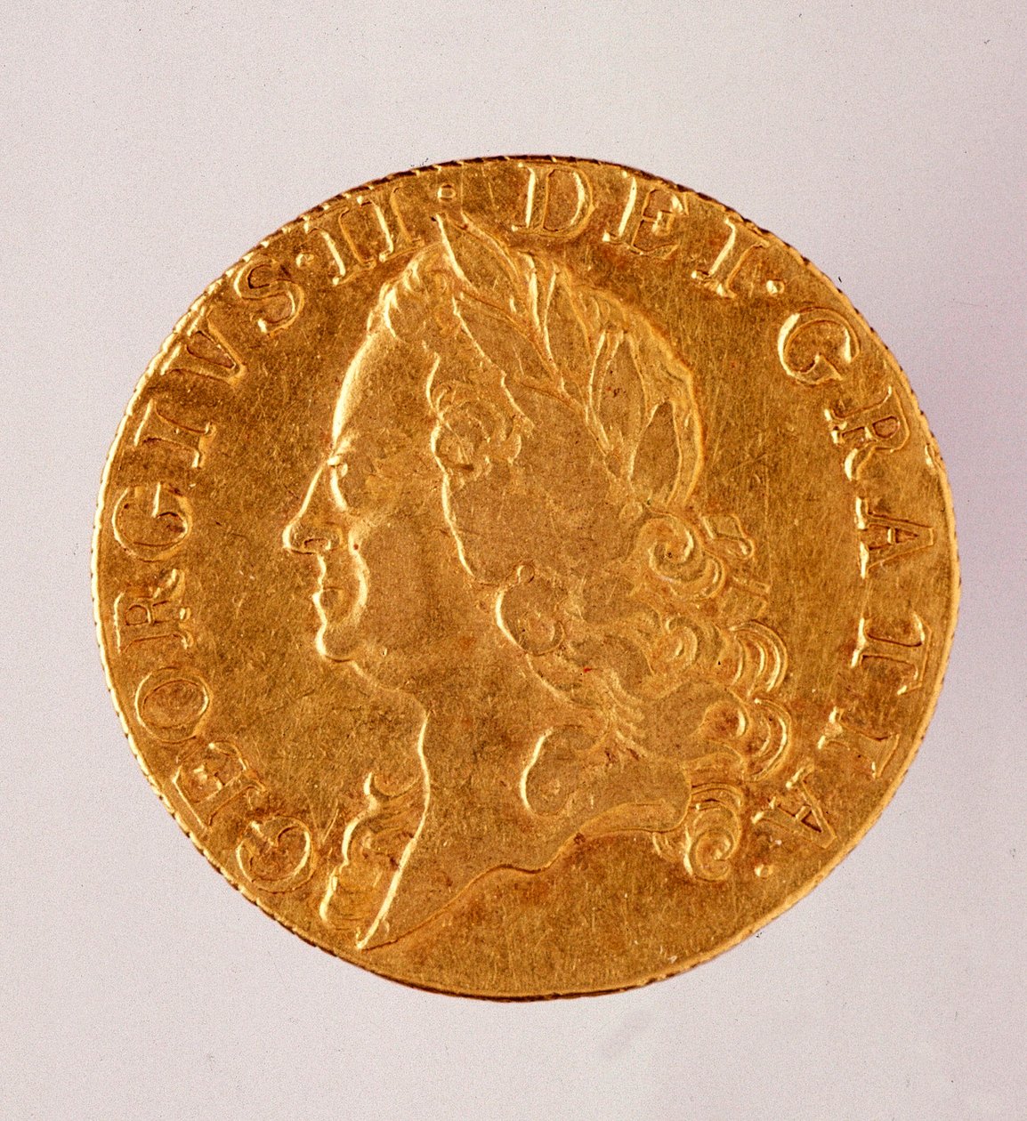 Zlatá anglická Guinea (guinea), vláda krále Jiřího II. (1714-1760) 18. stol. Průměr 2,5 cm Neapol, museo archeologico od English School