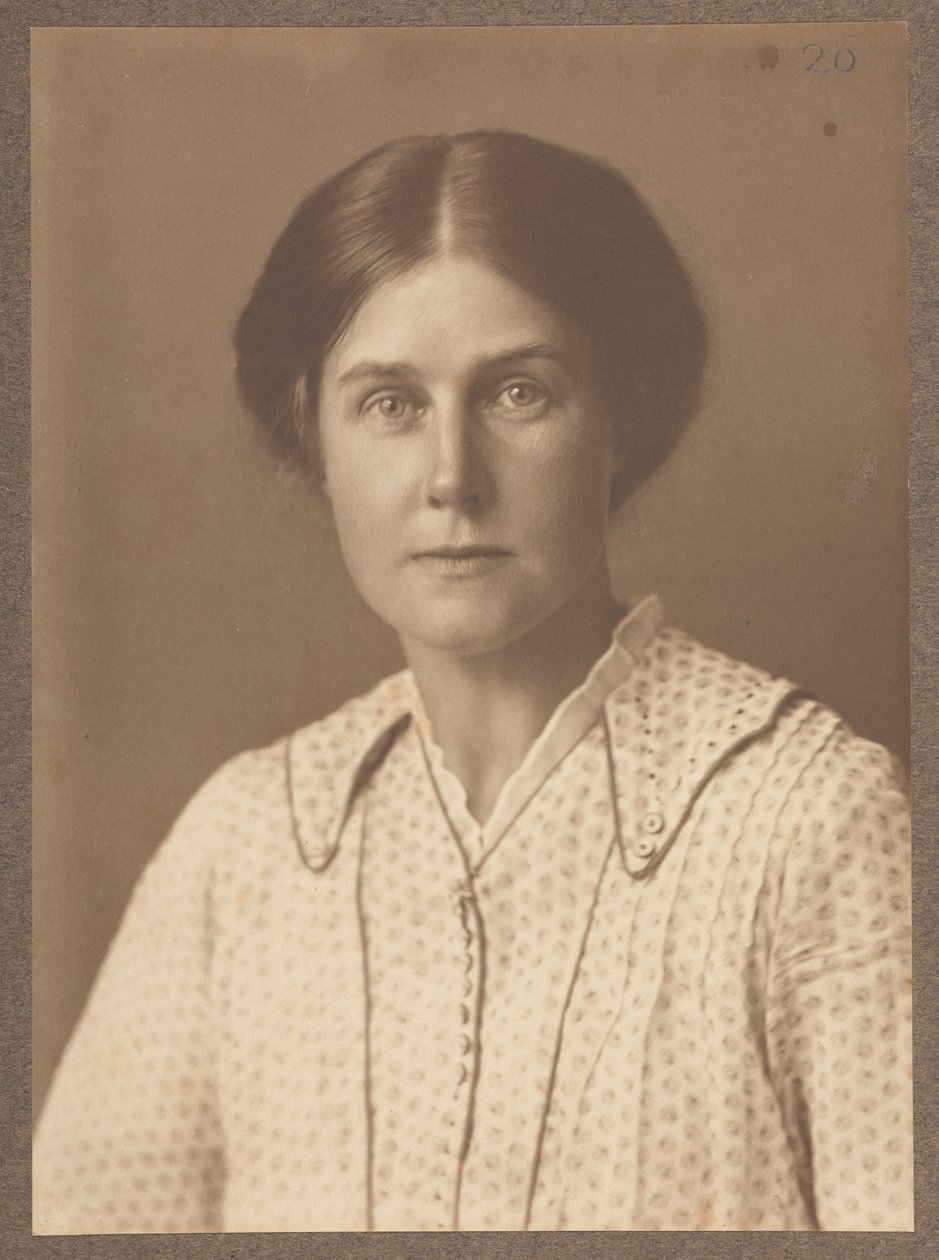 Harriet Weaver, říjen 1916 (sépiová fotografie) od English School
