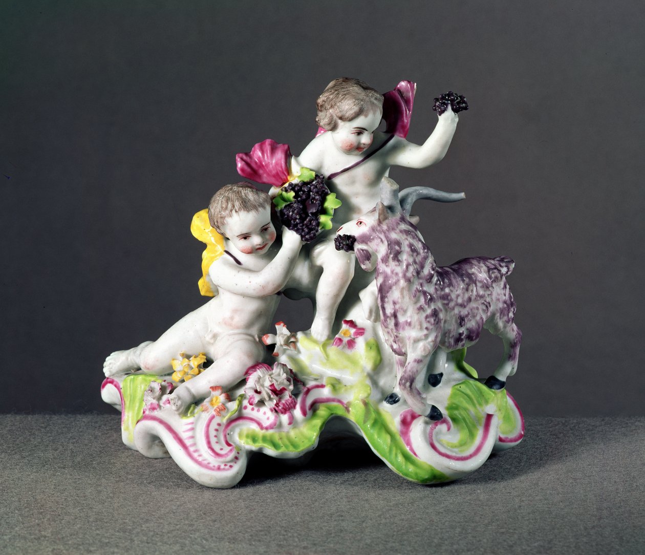 Skupina Longton Hall, dvě putti s kozou, cca 1755 (porcelán) od English School