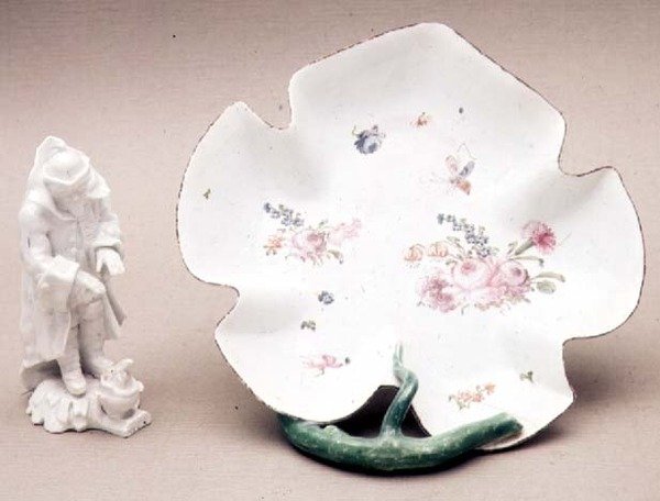 Longton Hall listová mísa, Chvějivá růže, 1755, a postava Zimy, 1758 (porcelán) od English School