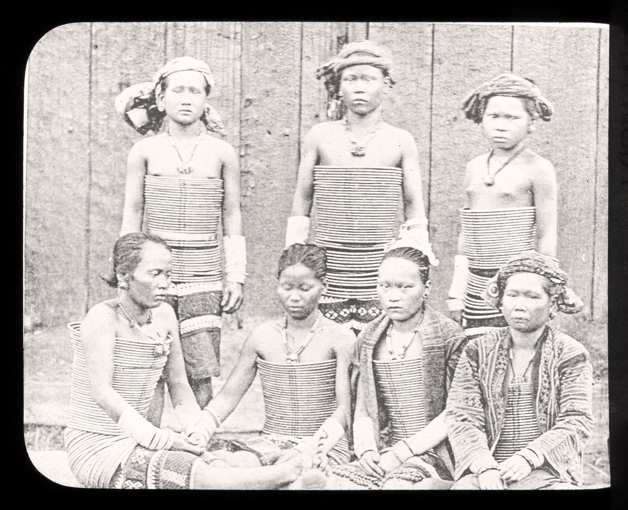 Snímek s kouzelnou lucernou zobrazující ženy z mořského kmene Dyas, Borneo kolem roku 1900 od English School