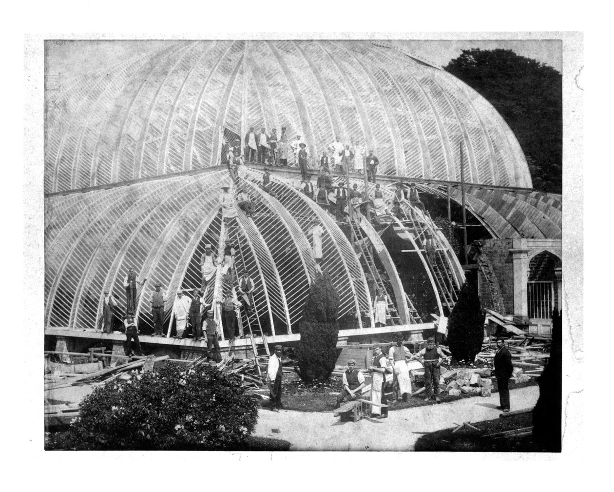 Provádění oprav Velké konzervatoře v Chatsworth, Derbyshire na konci 19. století od English School