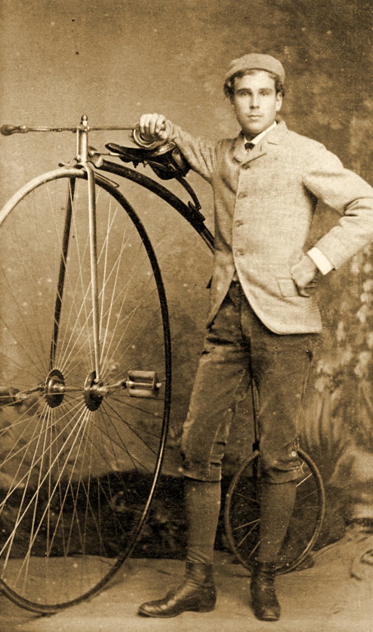 Muž stojící vedle svého Penny-Farthing, kolem roku 1890 (černobílá fotografie) od English School
