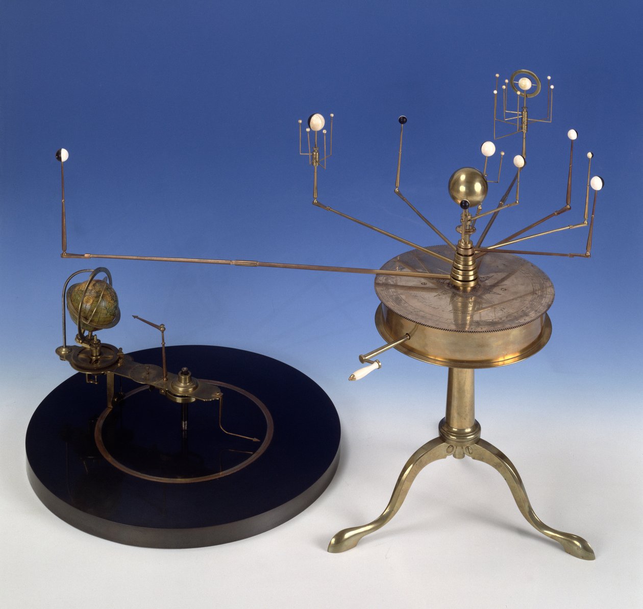Přenosné planetárium nebo Orrery typu Martin od Thomase Blunta (fl. 1760-1822) George Newmana a Thomase Voigta, kolem roku 1808 (mosaz, postříbřená mosaz a slonovina) (viz také 135772) od English School