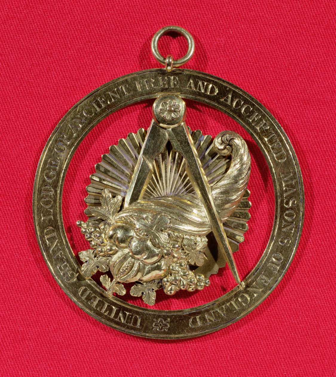 Zednářský odznak nebo klenot, který nosili členové lóže Grand Stewards po roce 1841, polovina devatenáctého století (stříbrné zlacené a zlaté) od English School