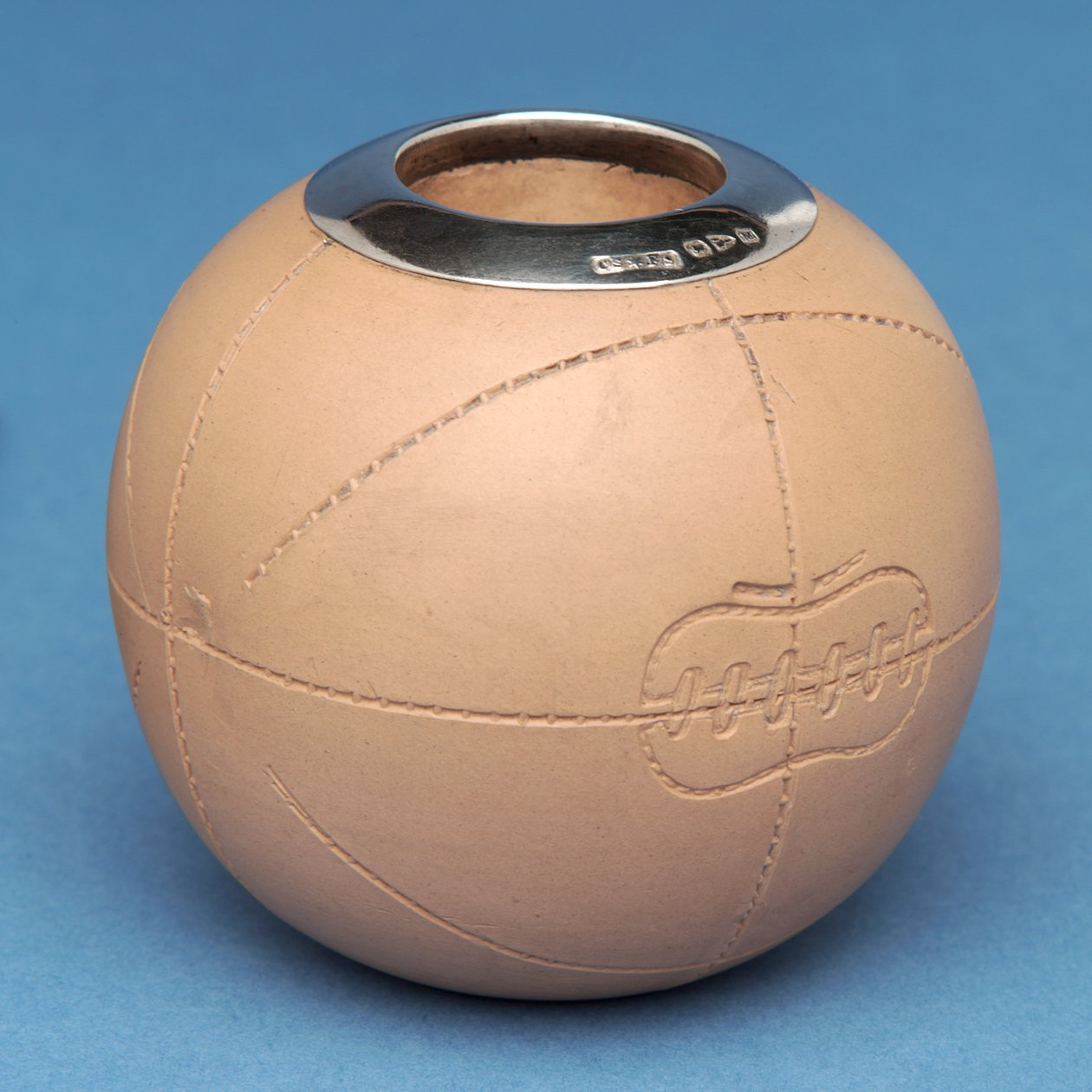 Držák na zápalky ve tvaru fotbalového míče, Doulton & Co., Lambeth (keramika) od English School