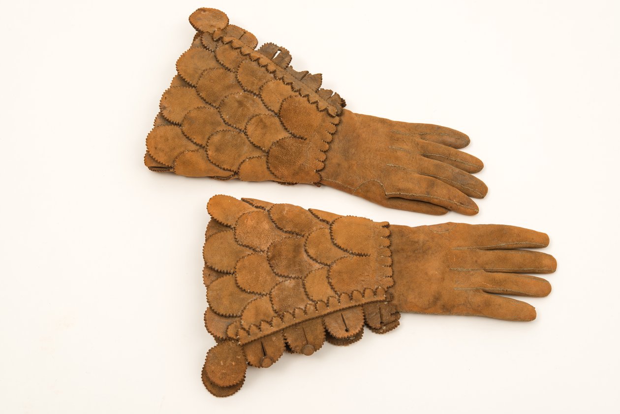 Pánské kožené pancéřové rukavice, cca 1600-50 (těžká hnědá kůže) od English School