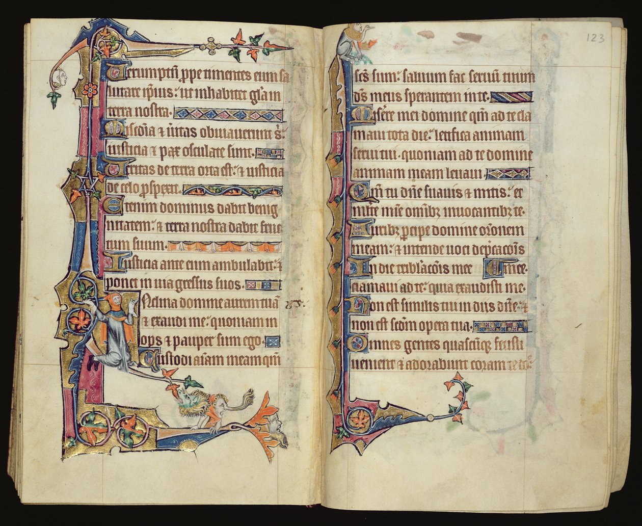 Ms 1-2005, ff.122v-123r: Groteskní okrajová dekorace z Macclesfieldského žaltáře, Use of Sarum, East Anglia, c.1330 od English School