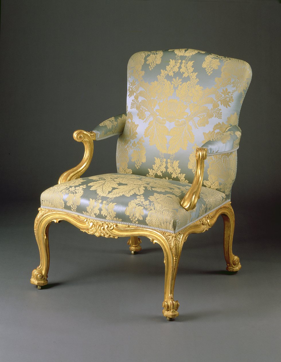 Jedno ze sady čtyř křesel George III, kolem roku 1765 (vyřezávané zlacené dřevo a čalounění) od English School