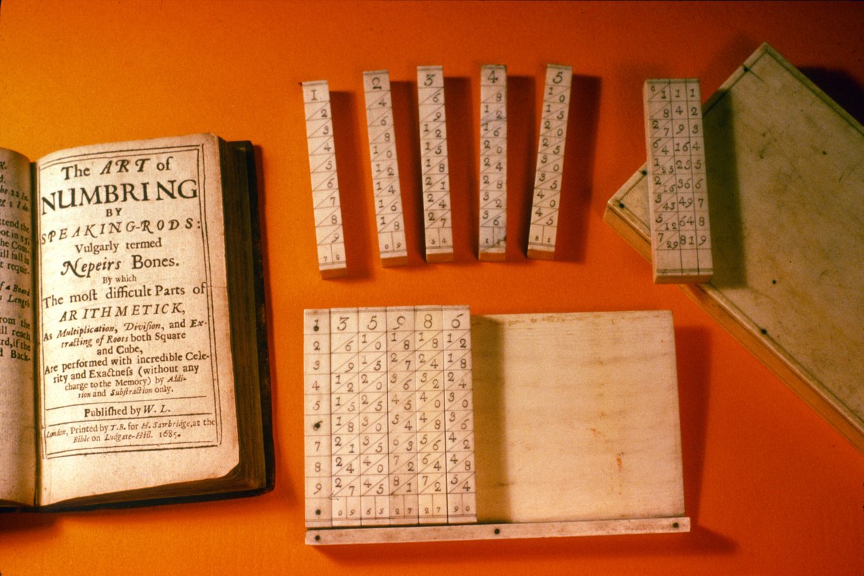 Originální sada Napiers Bones s nasazeným pouzdrem a soudobou publikací, 1685 (zimostráz) od English School
