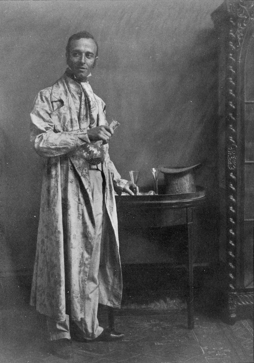 Fotografie šedého ranního kabátu květovaného chintzu s nankeenovými kalhotami, převzato z Old English Costumes: Sled módy v průběhu 18. a 19. století, vybrané z kolekce fo od English School