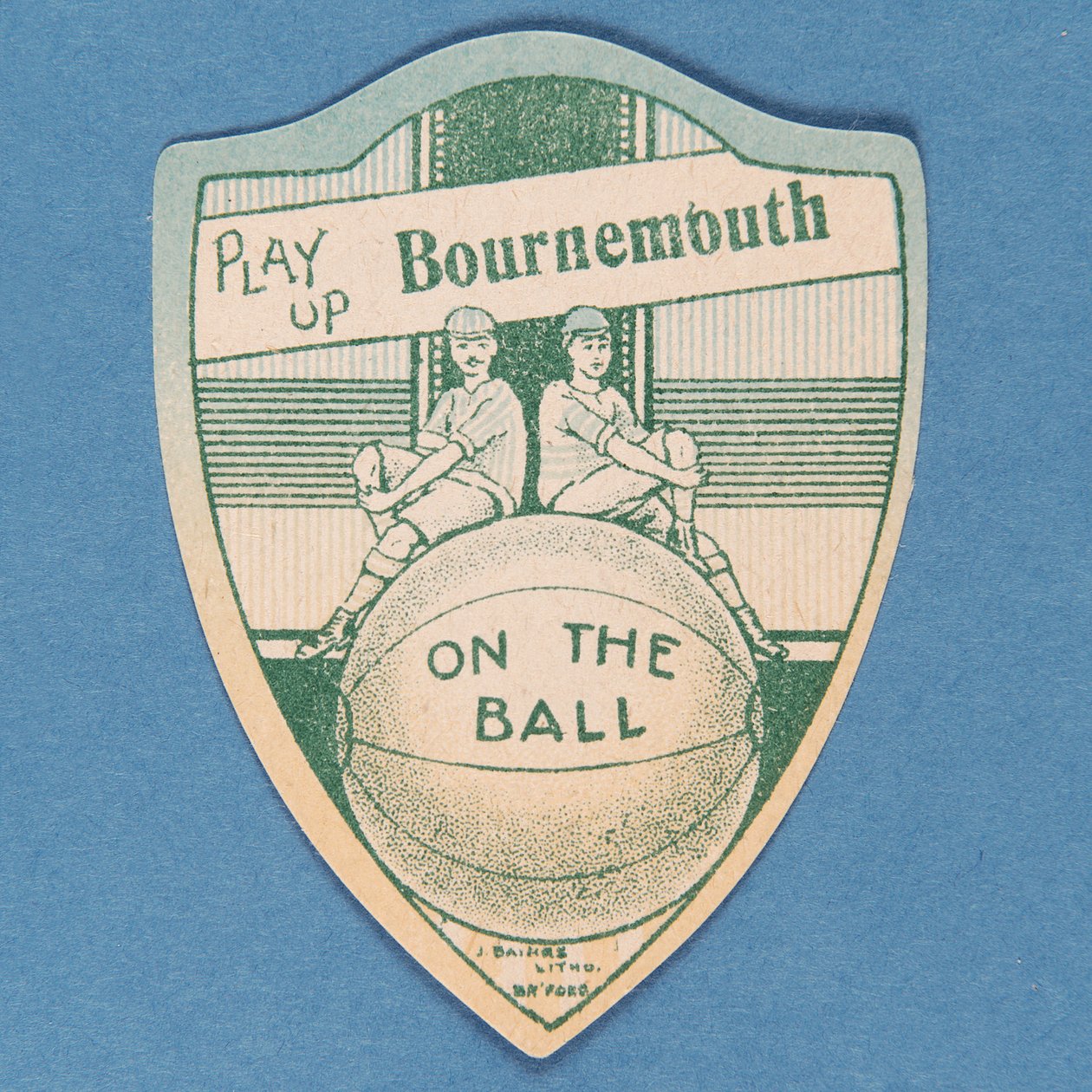 Karta Play Up Bournemouth, Baines ve tvaru štítu a dva fotbalisté sedící na vrcholu velkého fotbalového míče, 1888-89 od English School