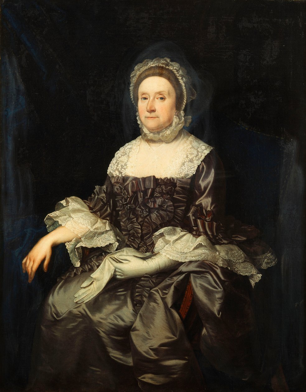 Portrét Deborah Worsley z Platt, sedící tři čtvrtiny délky, v fialových šatech s bílým krajkovým límcem a manžetami, držící pár rukavic, kolem roku 1760 od English School
