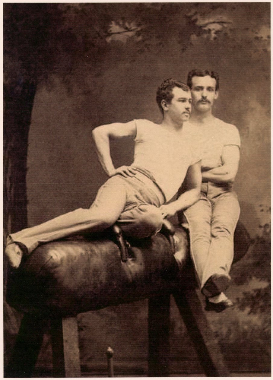 Portrét dvou gymnastek pózujících na pólovém koni, cca 1899 (čb fotografie) od English School