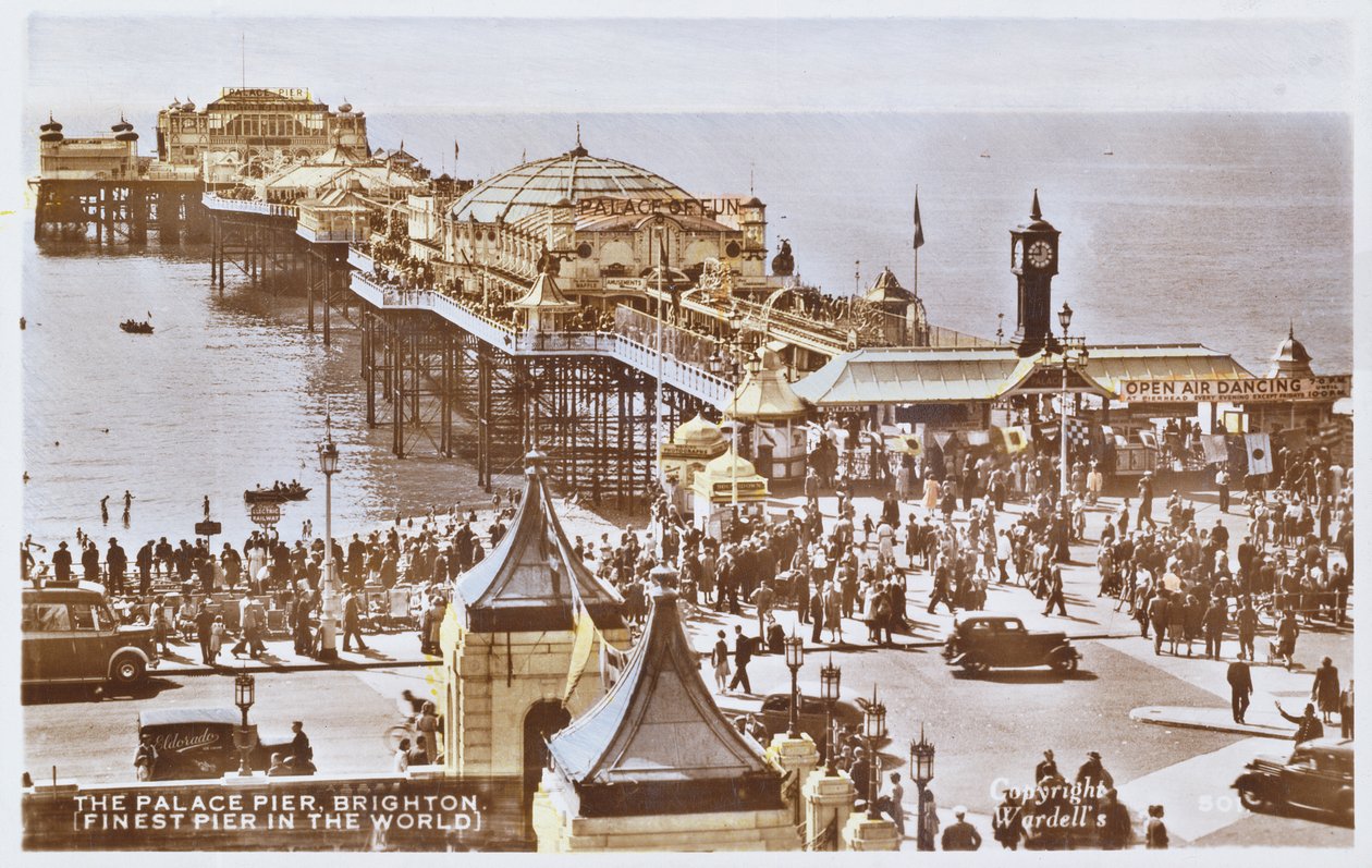 Pohlednice zachycující molo Palace Pier v Brightonu (podle kolorované fotografie) od English School