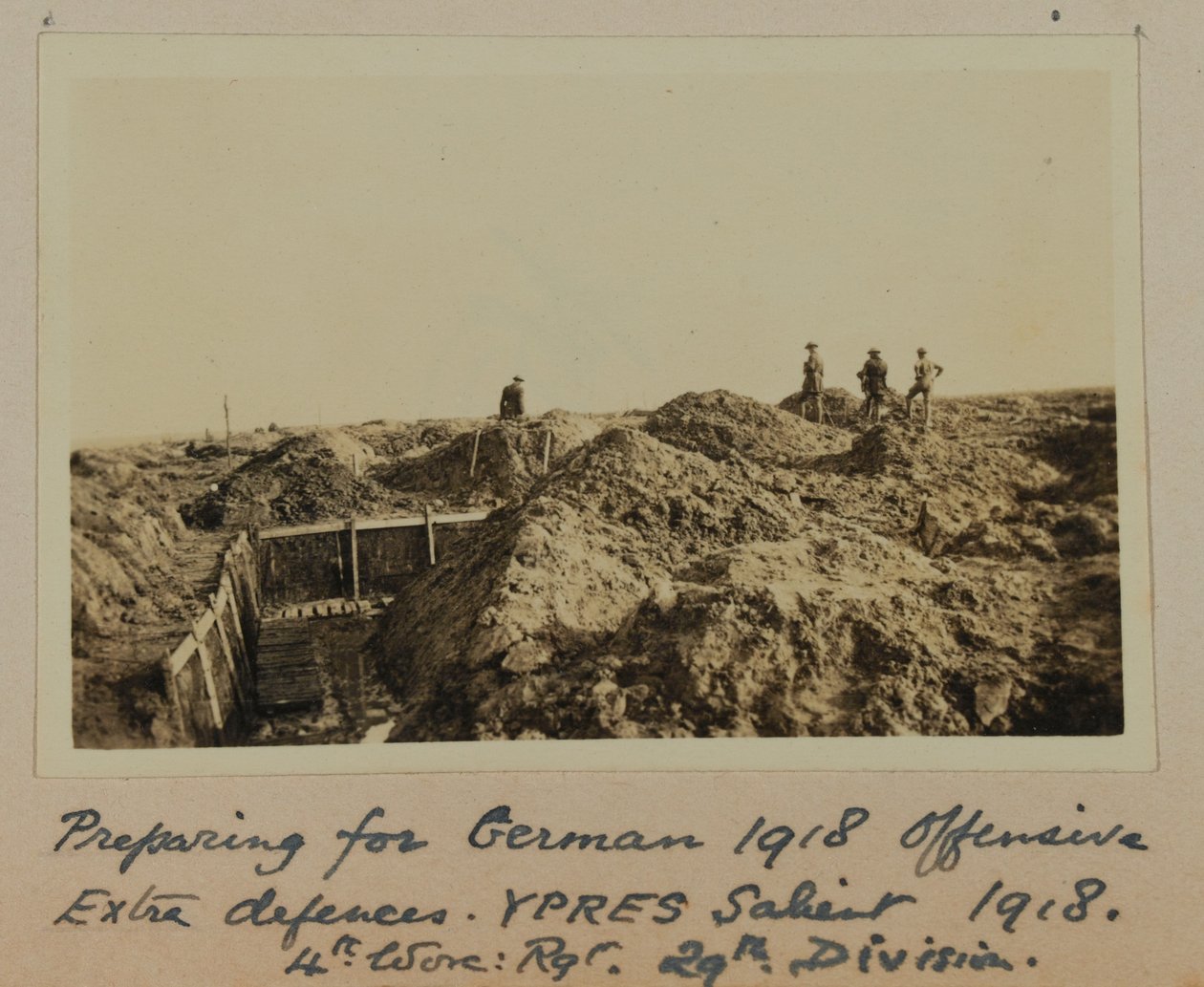 Příprava na německou ofenzívu 1918, zvláštní obrana, YPRES Salient 1918, 4. Worc: Rgt. 29. Divize (č/b foto) od English School
