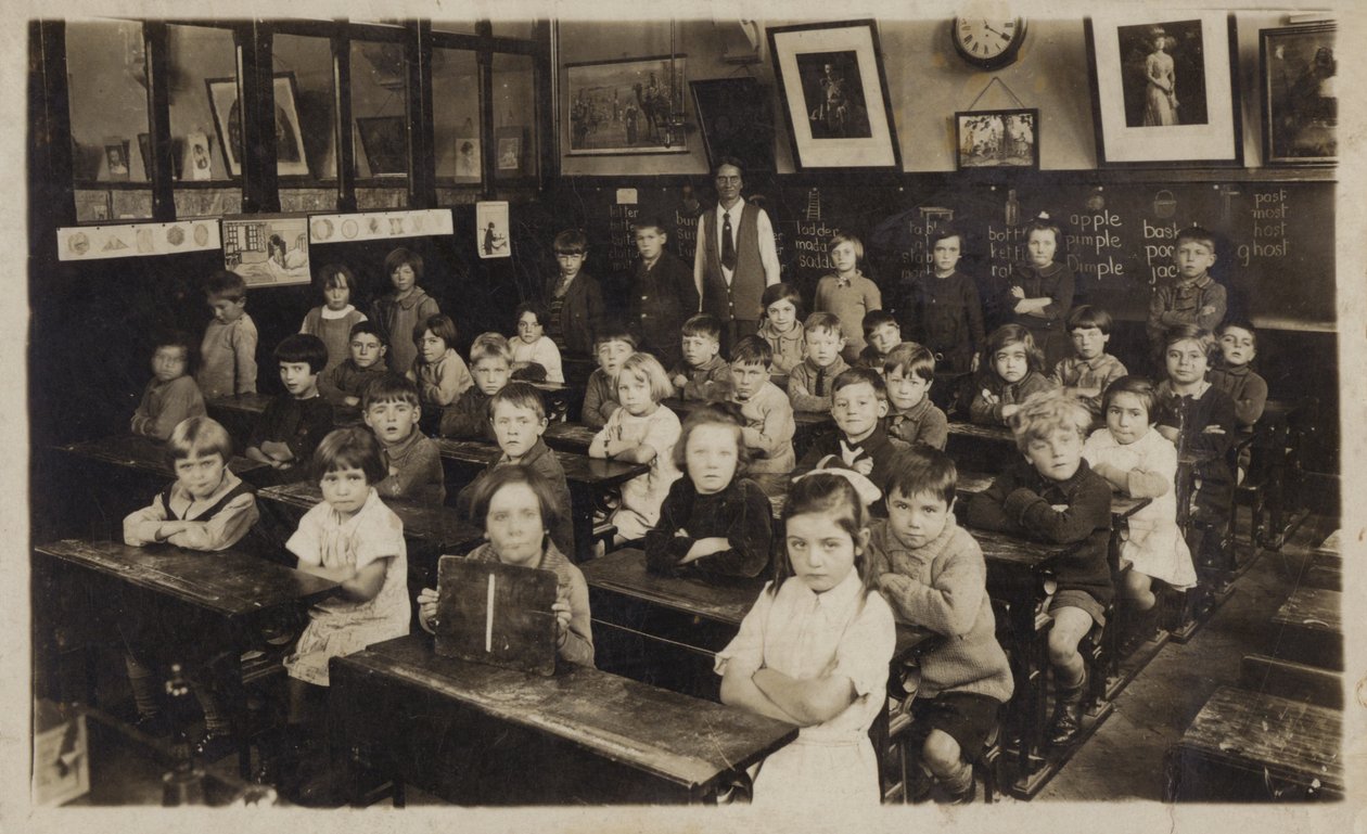 Školáci ve třídě (čb fotografie) od English School