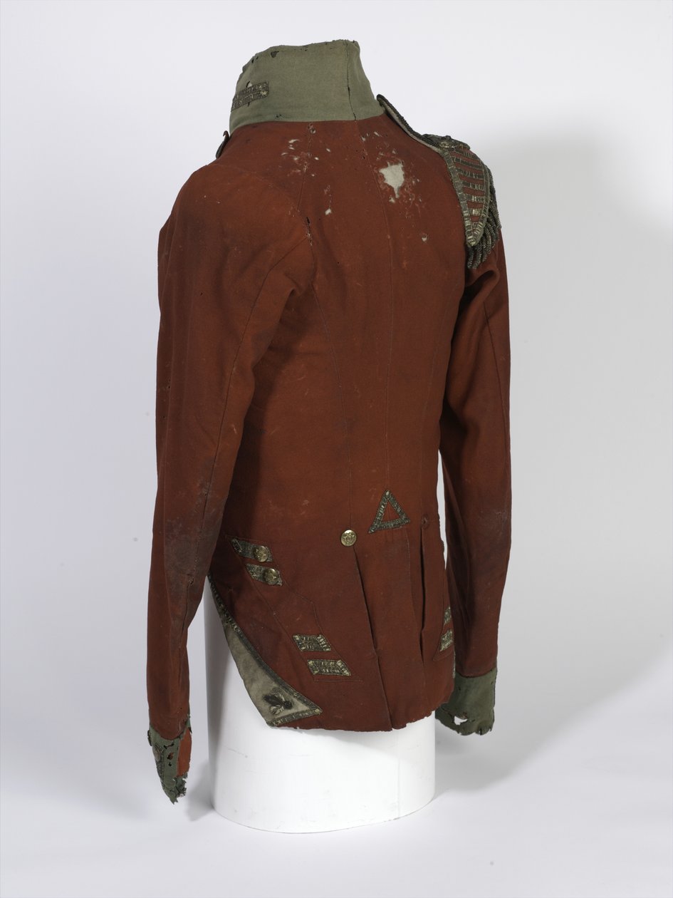 Coatee s krátkým ocasem, důstojníci lehké roty, 2. Bn 69. (South Lincolnshire) Regiment, nošený během kampaně Waterloo poručíkem Henry Andersonem, kolem roku 1815 (šarlatová a zelená látka se zlacenými knoflíky) od English School