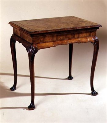 Příruční stolek, cca 1710 (ořech) od English School