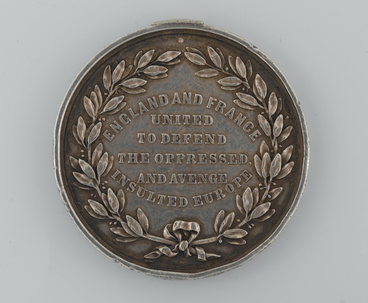 Stříbrná medaile Vlasteneckého fondu připomínající spojenectví mezi Anglií a Francií 1854, udělená starostou Doveru, 1855 od English School