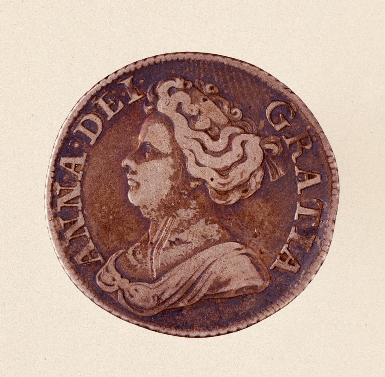 Stříbrný anglický groš, vláda královny Anny Stuartovny (Anny Velké Británie) (1665-1714) 1712. Diam. 2,5 cm Neapol, museo archeologico od English School