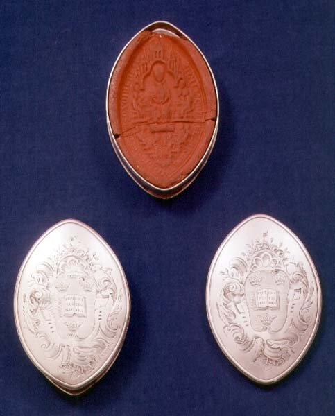 Schránky na skippety s vyrytým erbem v rokokových kartuších, Londýn, 1740 (stříbro) od English School