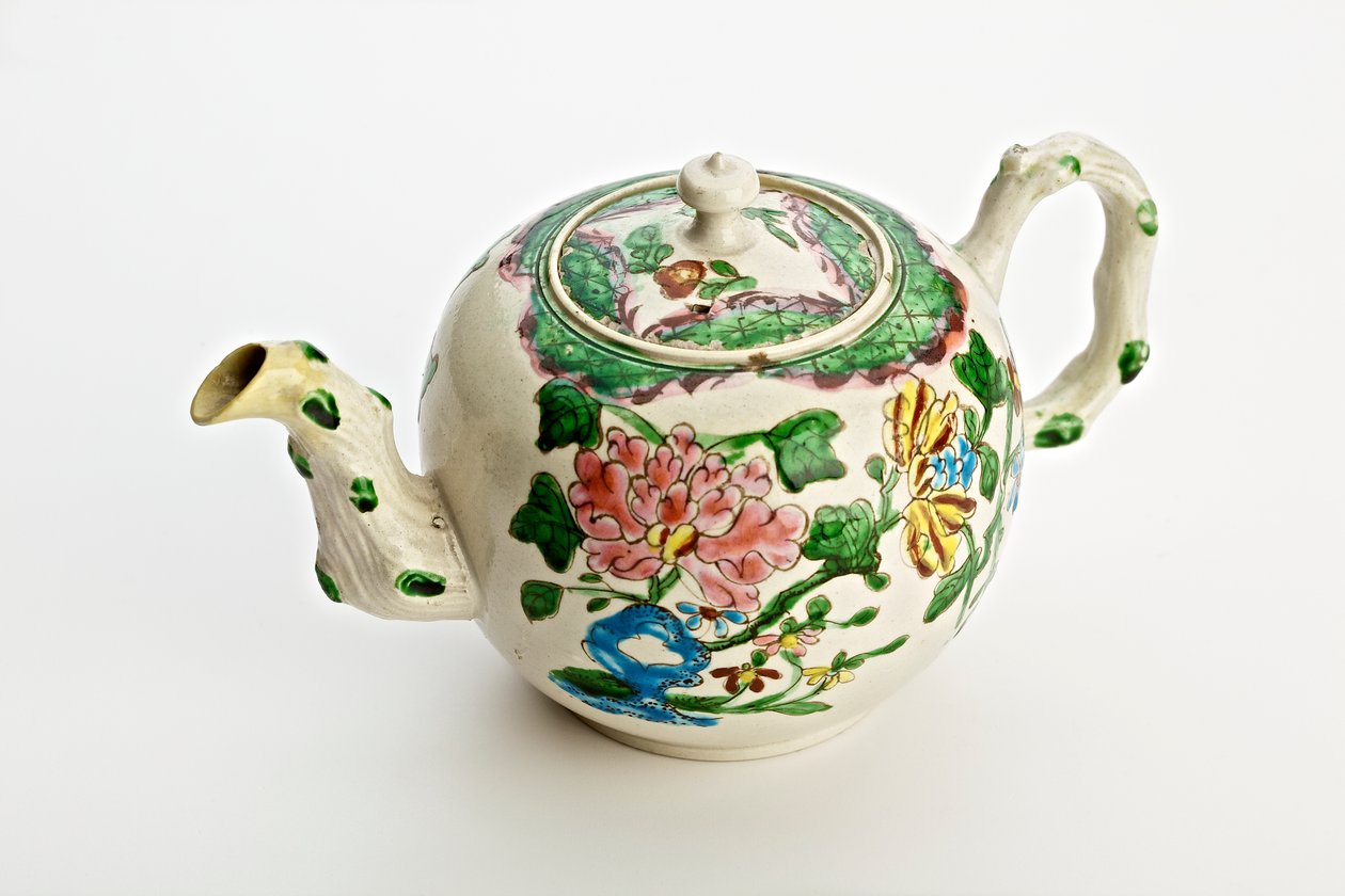 Stafordšírská konvička zdobená chryzantémami, 1760 (solně glazovaná kamenina) od English School