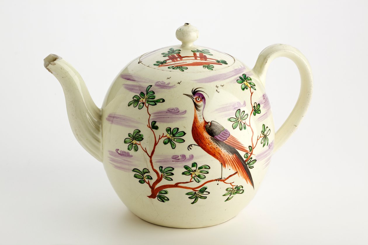 Stafordšírská konvice zdobená exotickým ptákem a budova mezi stromy, c. 1765-75 (creamware) od English School