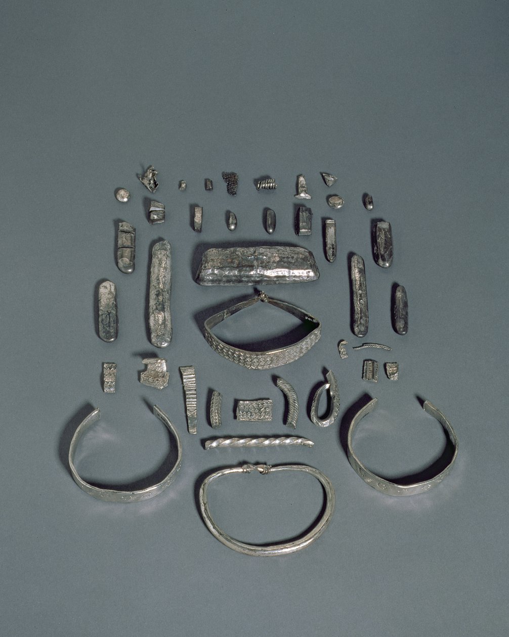 Cuerdale Hoard, anglosaský a vikingský poklad, nalezený na nábřeží řeky Ribble u Cuerdale Hall, poblíž Prestonu, Lancashire, datum terminálu 901-5 AD (stříbrný) od English School