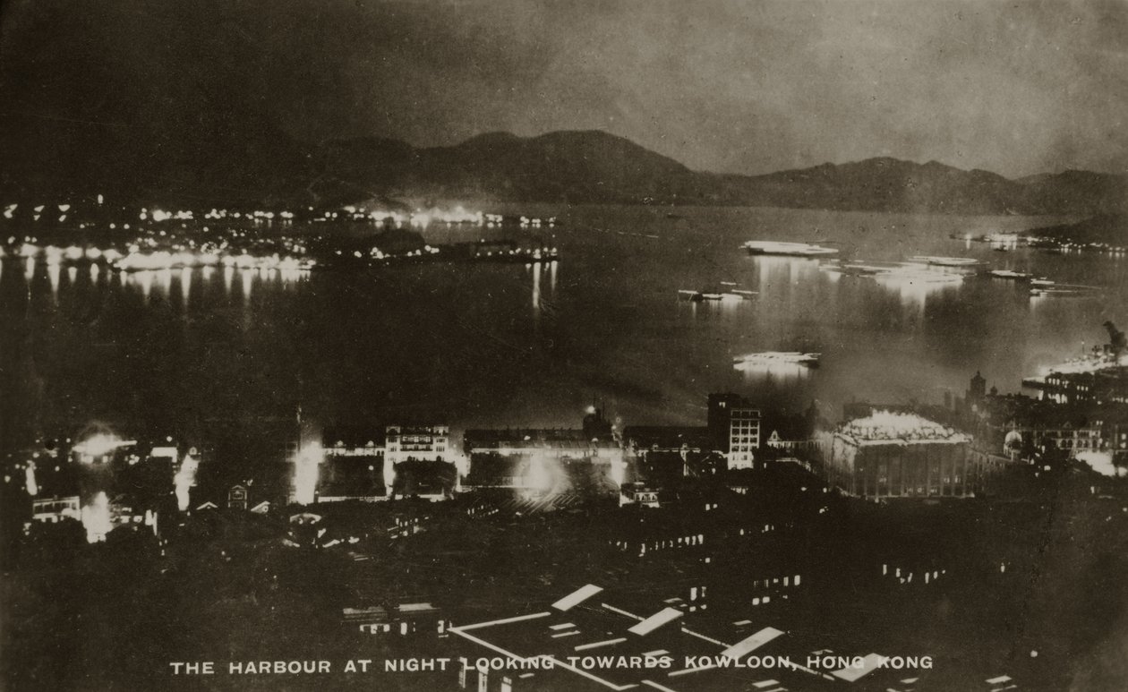 Přístav v noci při pohledu na Kowloon, Hong Kong, z alba fotografií týkajících se služby Pte H. Chicka, 1940 od English School