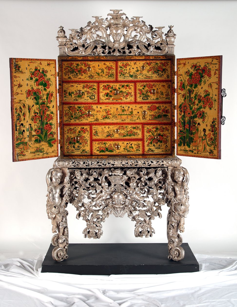 The Witcombe Cabinet, cca 1697 (japonované a postříbřené dřevo) od English School