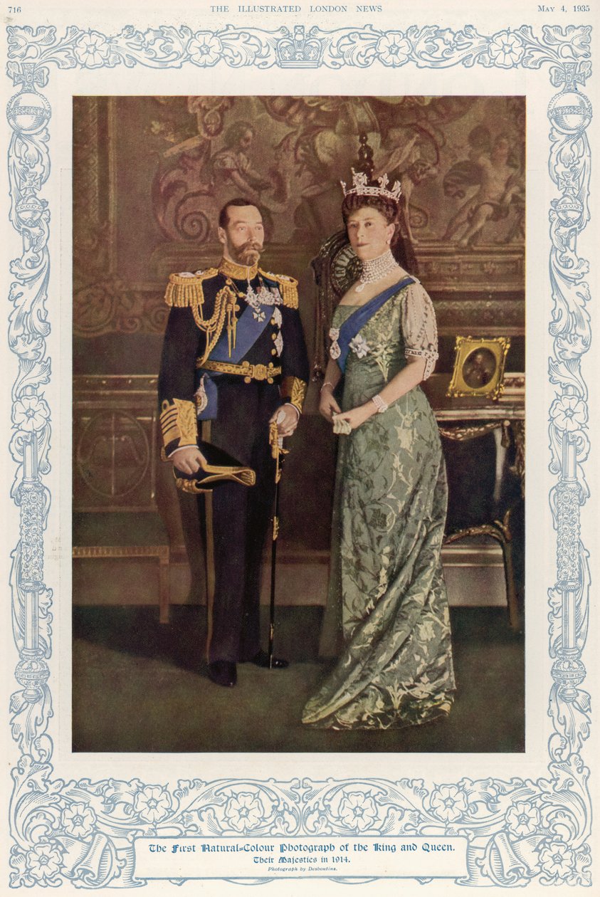 První přirozená barevná fotografie krále Jiřího V. (1865-1936) a královny Marie (1867-1953) v roce 1914, reprodukovaná v The Illustrated London News, 4. května 1935 od English School