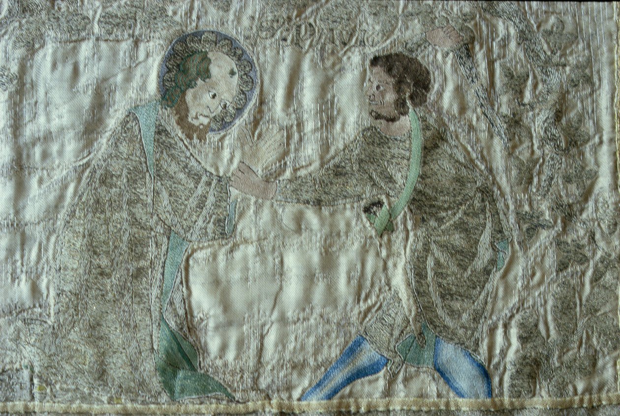 Umučení světce, detail z průčelí věže Aston Cope, cca 1340 (stříbrně zlacená nit a barevné hedvábí na plavém hedvábném kepru) od English School